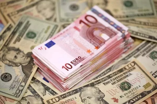 Euro Tergelincir, Dolar Bangkit