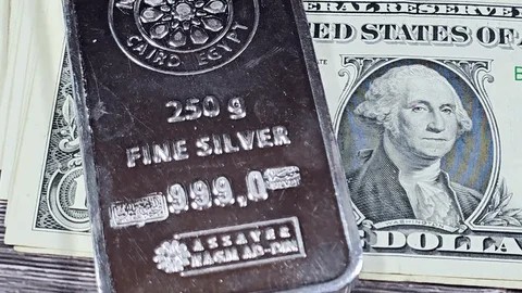 Tekanan Ganda: USD Bangkit & Profit-Taking, Perak Drop