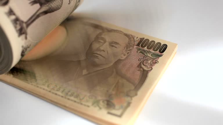 Yen Jatuh Lagi, Euro Goyah: Risiko Politik Mendominasi